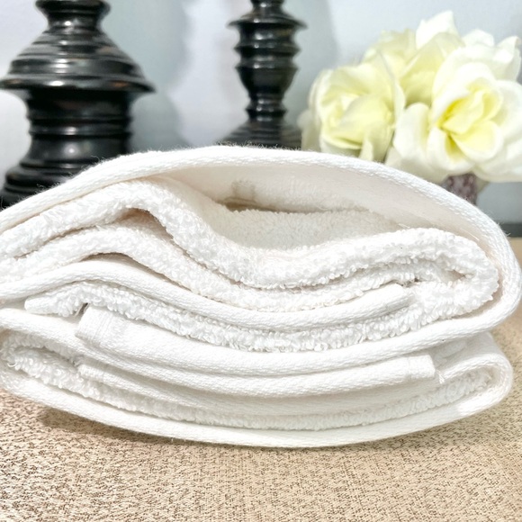 NWT Set of 2 Shimmering Christmas Tree 🎄 Hand Towels - Picture 6 of 9